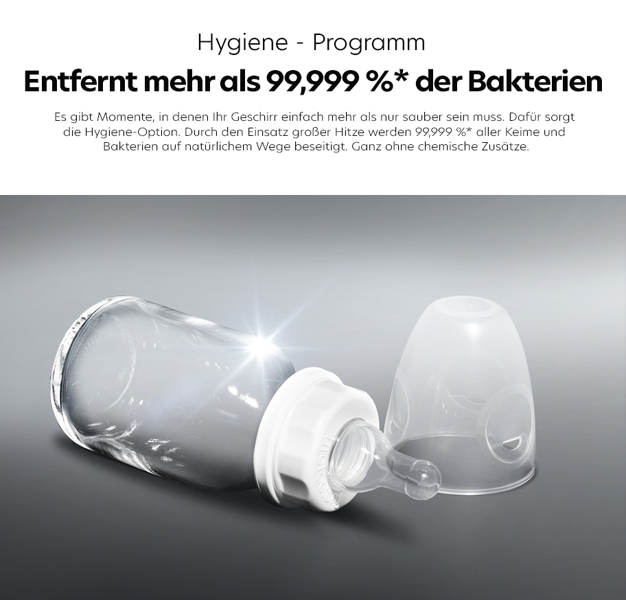 Feature-Banner, Bauknecht Geschirrspüler Nahaufnahme einer durchsichtigen Babyflasche mit weißem Sauger und abgenommenem transparentem Schutzdeckel auf grauem Untergrund.'
