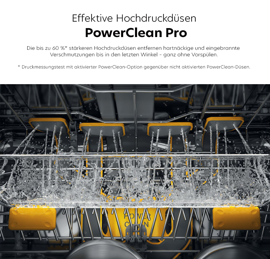 Feature-Banner, Blick in einen Bauknecht PowerClean Geschirrspüler mit aktivierten Hochdruckdüsen, die Wasserstrahlen auf Geschirr im unteren Korb richten.'