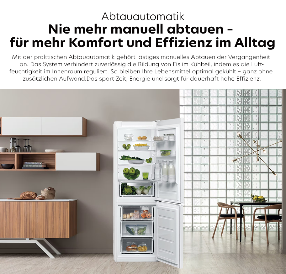 Feature-Banner, Offener Bauknecht-Kühlschrank in moderner Küche neben Holzschränken und Glasbausteinwand mit Text zur Abtauautomatik über Komfort und Effizienz.'
