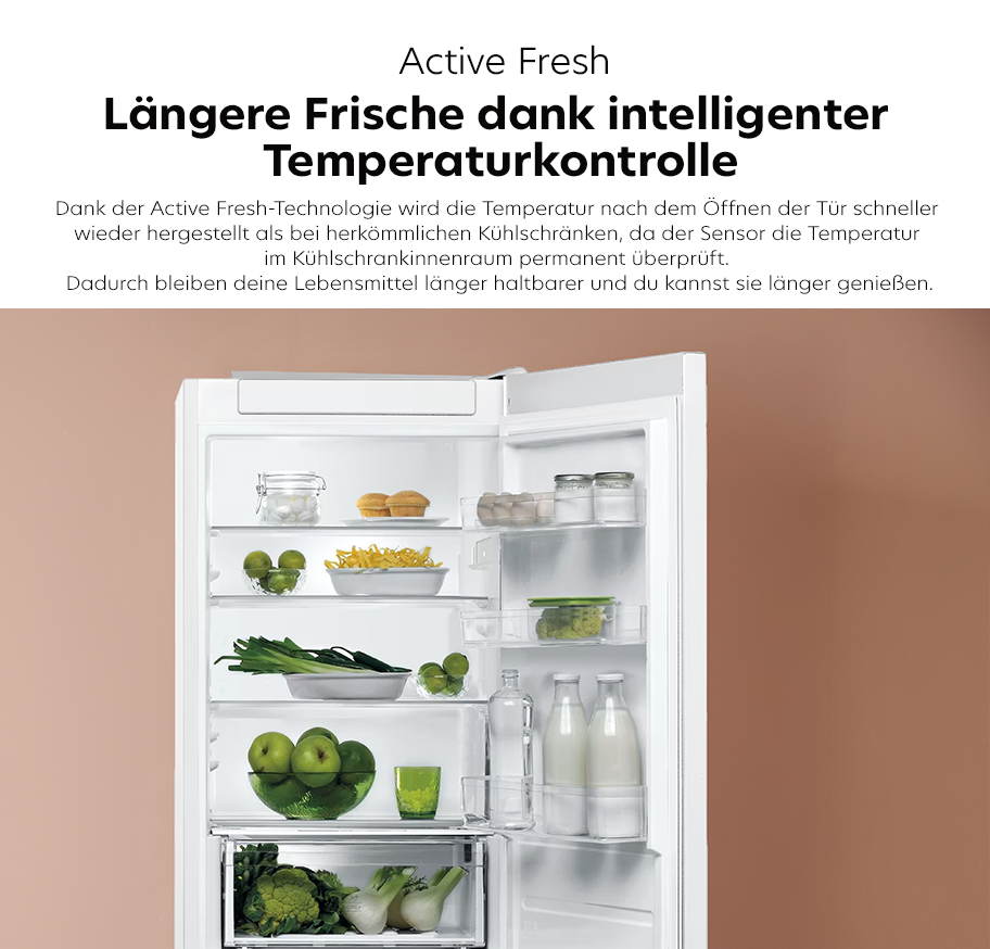 Feature-Banner, Bauknecht Offener Kühlschrank mit mehreren Regalen, gefüllt mit Lebensmitteln wie grünem Gemüse, Äpfeln, Milchflaschen und Gläsern, vor einfarbigem Hintergrund.'