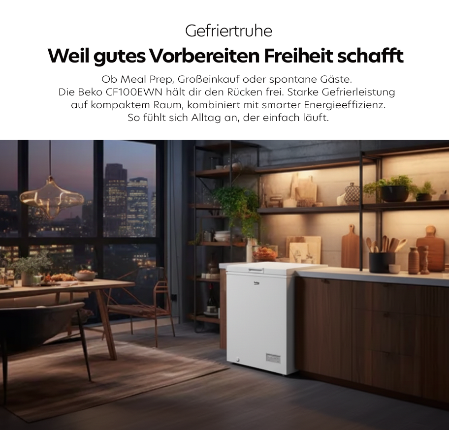 Feature-Banner, Moderne Küche mit großer Fensterfront bei Nacht, Holztisch mit Stühlen, und einer weißen Beko Gefriertruhe CF100EWN neben einer Kücheninsel mit Holzfronten und weißen Arbeitsflächen.'