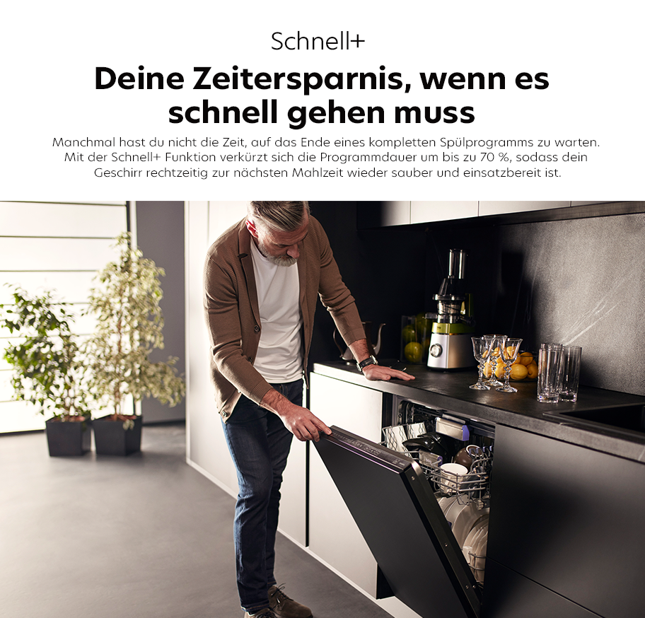 Feature-Banner, Mann öffnet in moderner Küche die Tür eines Geschirrspülers von Beko.'