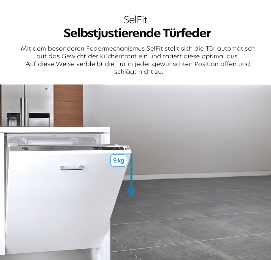 Feature-Banner, Offener weißer Beko Geschirrspüler mit hervorgehobener selbstjustierender Türfeder und Pfeil mit '9 kg' auf grauem Fliesenboden vor Küchenzeile.'