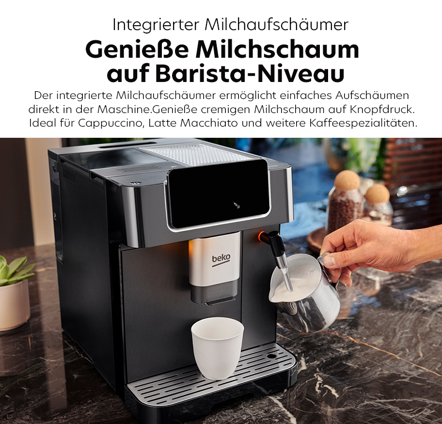 Feature-Banner, Kaffeevollautomat von Beko mit integriertem Milchschaumspender, der Milch in einem Metallbehälter aufschäumt, daneben eine weiße Tasse auf der Abtropffläche.