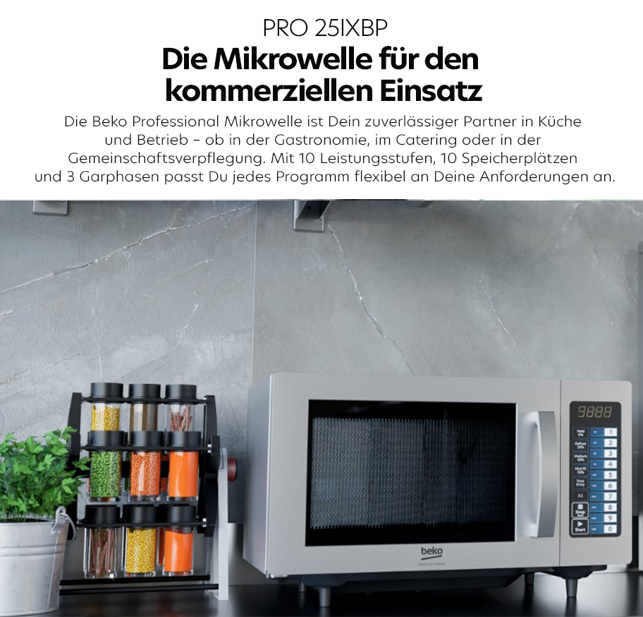 Feature-Banner, Silberne Beko Mikrowelle PRO 25IXBP mit digitalem Bedienfeld auf schwarzer Arbeitsfläche, daneben Gewürzregal mit mehreren Gläsern und grünem Pflanzentopf.'