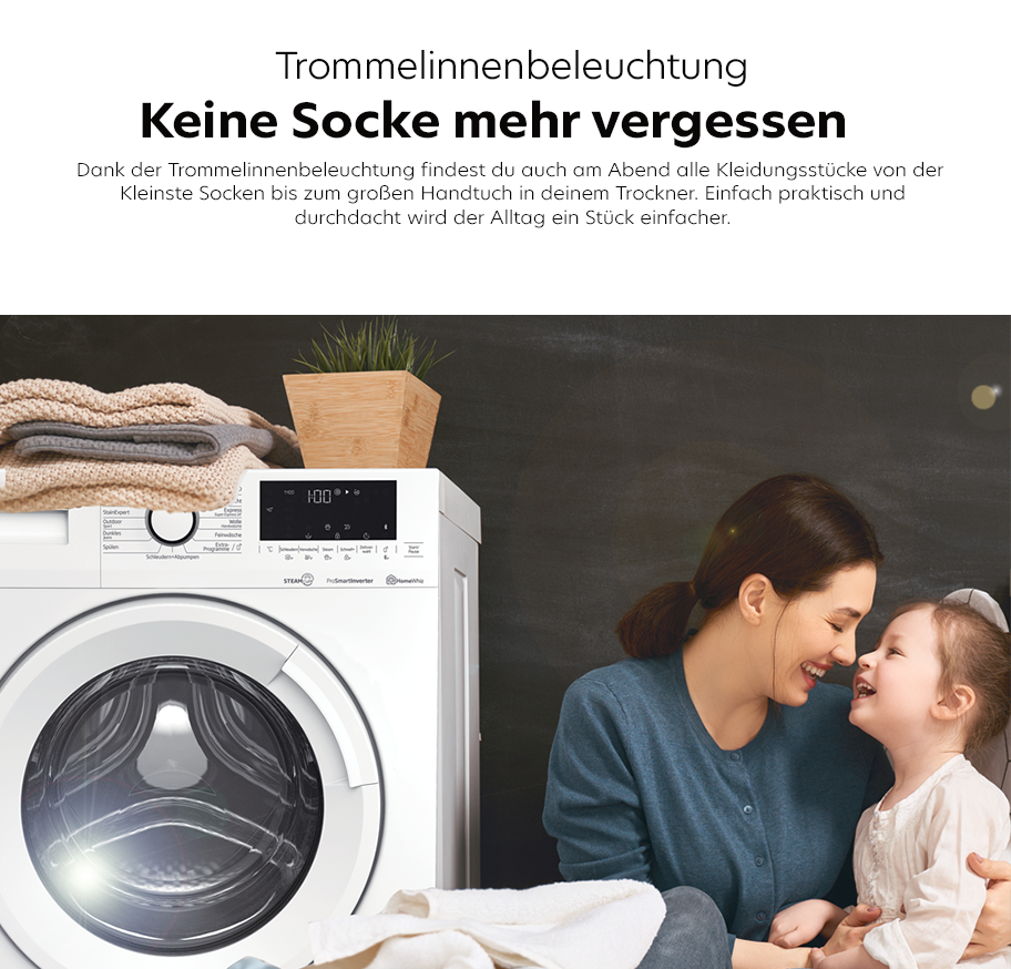 Feature-Banner, Frontlader-Waschmaschine mit beleuchtetem Trommelinnenraum, darüber ein Holzpflanzgefäß, daneben sitzende Frau und Kind, beide mit unscharfem Gesicht.'