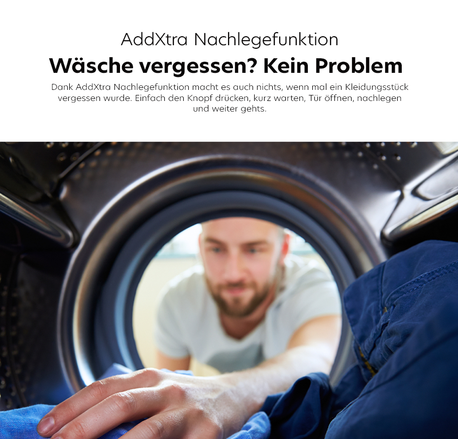 Feature-Banner, Blick durch die geöffnete Trommel einer Waschmaschine auf eine Person in weißem T-Shirt, die Wäsche nachlegt. Text erklärt AddXtra Nachlegefunktion von Beko.'