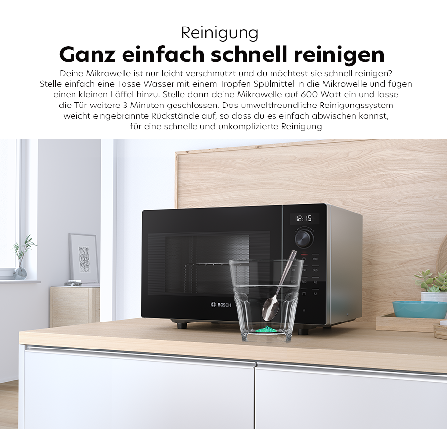 Feature-Banner, Bosch Mikrowelle auf Küchenarbeitsplatte mit Glas, Löffel und Reinigungsmittel vor weißer Wand und Fenster.'
