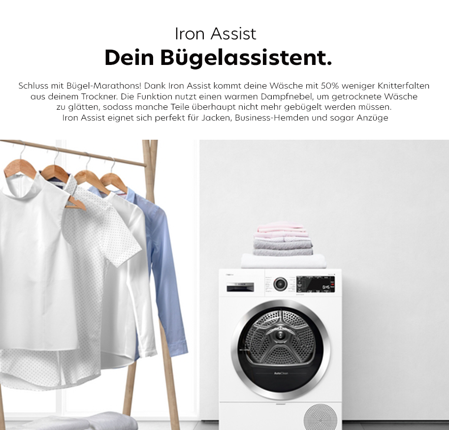 Feature-Banner,Weißer Wäschetrockner mit schwarzer Tür, darauf gefaltete Wäsche, daneben Kleiderbügel mit Hemden in Weiß und Hellblau, darüber Text zu Iron Assist Bügelassistent.'