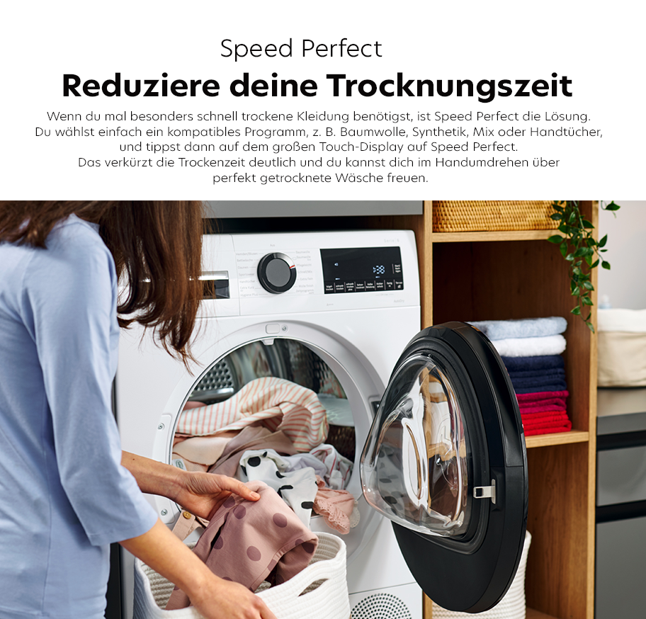 Feature-Banner, Frau legt Wäsche in weißen Speedperfect Trockner mit offenem Bullauge und digitalem Touch-Display, daneben Regal mit gefalteter Wäsche und Pflanze.'