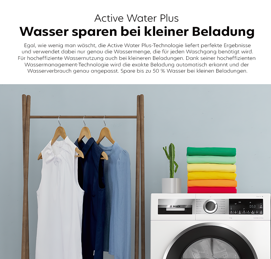 Feature-Banner, Bosch-Waschmaschine mit Stapel bunter gefalteter Wäsche und kleinem Kaktus auf der Maschine sowie drei Hemden auf einem Holzkleiderständer vor grauer Wand.'