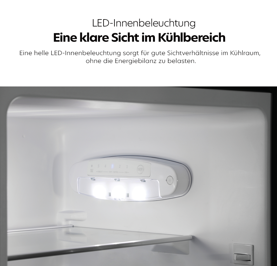 Feature-Banner, Innenraum eines Kühlschranks mit heller LED-Beleuchtung an der Rückwand über einem Glasboden.'