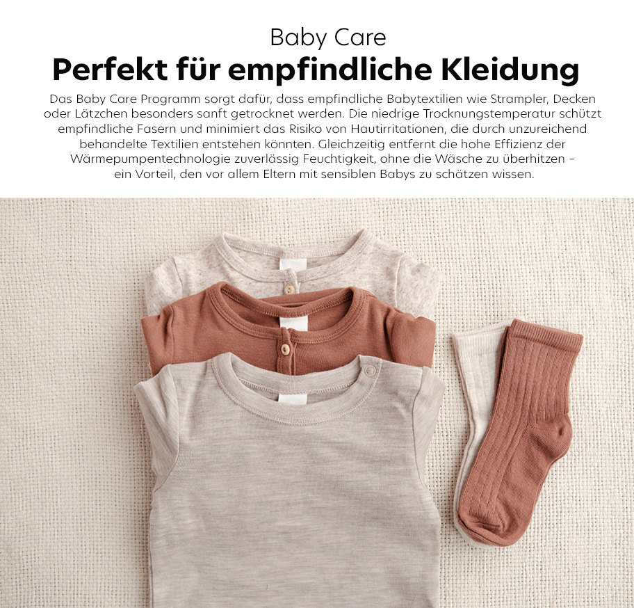 Feature-Banner, Drei Babybodys in Beige, Braun und Hellgrau liegen übereinander auf einem hellen Stoff, daneben ein Paar braune Babysocken.'
