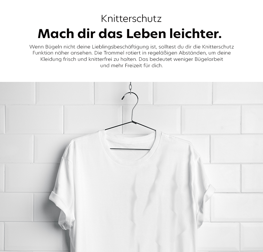 Feature-Banner, Ein weißes T-Shirt hängt an einem Kleiderbügel vor einer hellen Kachelwand. Der Text lautet: 'Knitterschutz Mach dir das Leben leichter. Wenn Bügeln nicht deine Lieblingsbeschäftigung ist, solltest du dir die Knitterschutz Funktion näher ansehen. Der Trommel rotiert in regelmäßigen Abständen, um deine Kleidung frisch und knitterfrei zu halten. Das bedeutet weniger Bügelarbeit und mehr Freizeit für dich.'