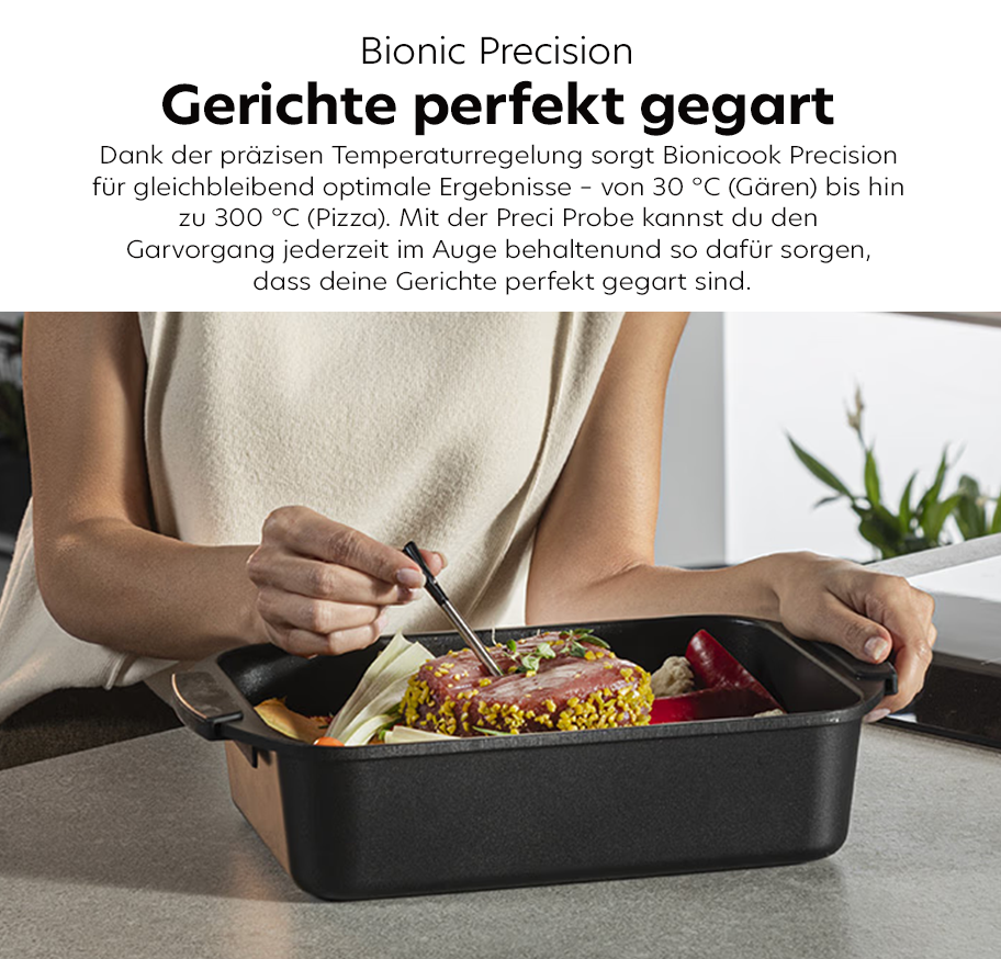 Feature-Banner, Im Vordergrund steht ein rechteckiger Haier Backofenbehälter, gefüllt mit verschiedenen Gemüsestücken und einem Stück Fleisch, das mit einer Temperatursonde angestochen wird. Eine Hand hält die Sonde, während die andere Hand das Fleisch mit einer Gabel fixiert. Im Hintergrund ist eine moderne Küchenarbeitsfläche mit Küchenutensilien zu sehen. Im oberen Bereich befindet sich ein Textblock mit der Überschrift 'Bionic Precision Gerichte perfekt gegart' und einem erklärenden Absatz zur präzisen Temperaturregelung und der Nutzung der Preci Probe.'