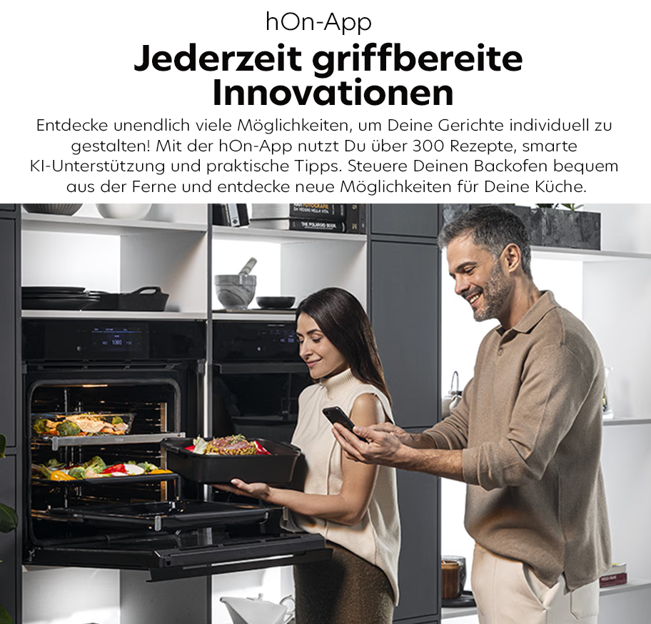 Feature-Banner, Ein Mann und eine Frau stehen in einer modernen Küche vor einem Haier Backofen. Der Mann hält ein Backblech mit zubereitetem Essen, das er gerade aus dem geöffneten Backofen zieht. Die Frau bedient ein Smartphone. Im Hintergrund sind weitere Küchenschränke und Geräte zu sehen. Im oberen Bereich steht in großer Schrift: 'hOn-App Jederzeit griffbereite Innovationen'. Darunter folgt ein erklärender Text zur Nutzung der hOn-App, die Rezepte, KI-Unterstützung und Tipps bietet sowie die Steuerung des Backofens aus der Ferne ermöglicht.'