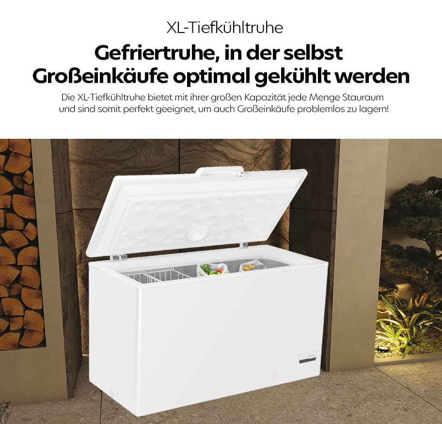Feature-Banner, Weiße XL-Gefriertruhe mit offenem Deckel, gefüllt mit Lebensmitteln, steht auf Boden vor Holzstapel und Wand mit Pflanzenbeleuchtung.'