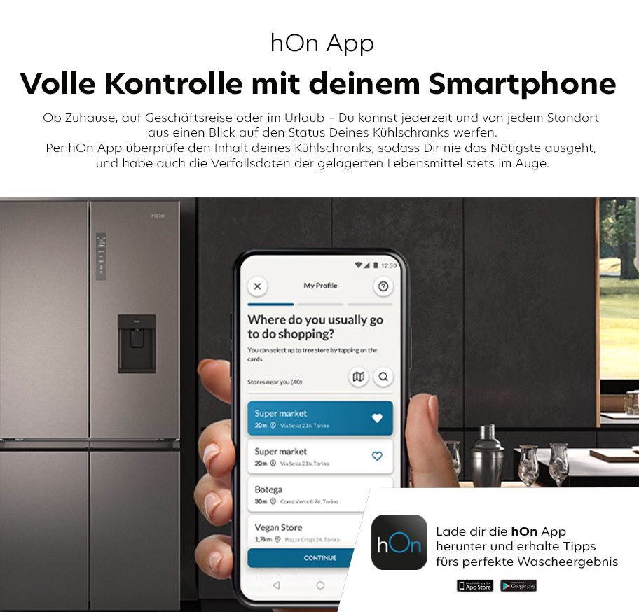 Feature-Banner für Smartphone mit geöffneter hOn App zeigt Einkaufsliste und Standortoptionen, neben Haier Kühlschrank in moderner Küche