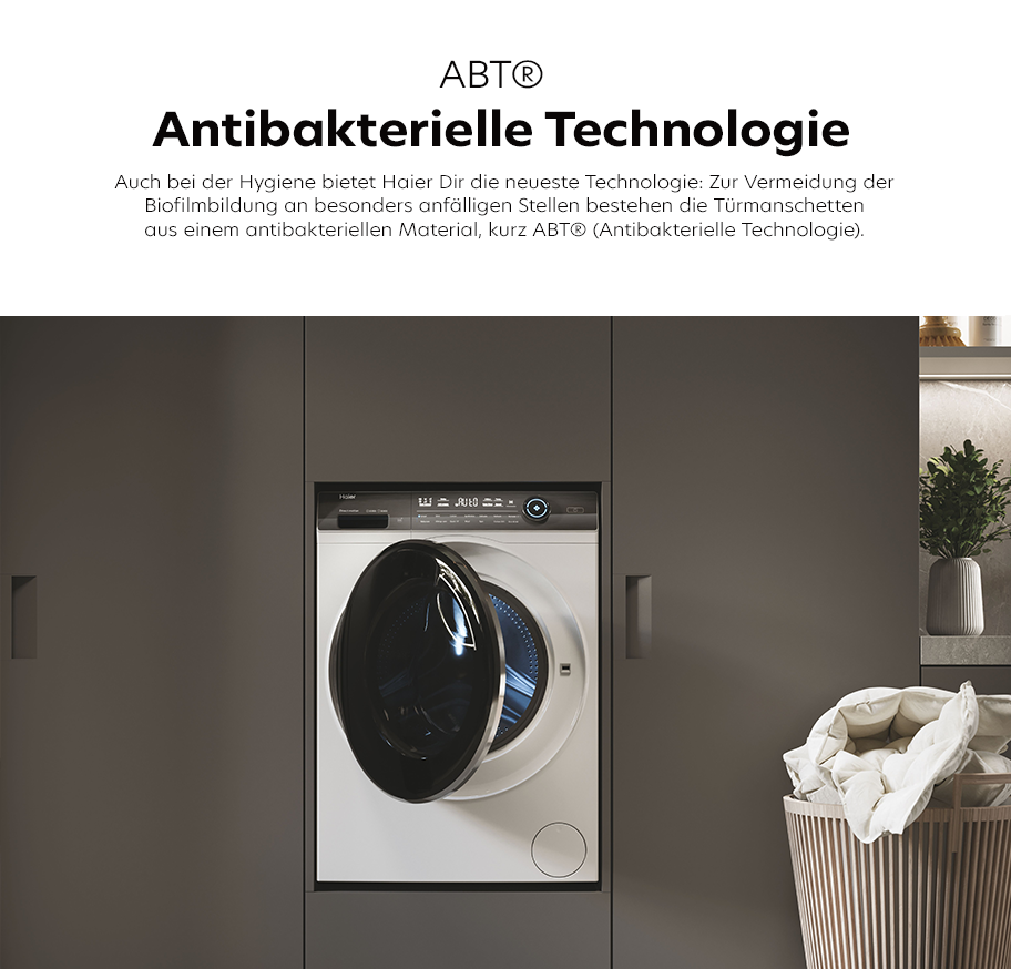 Feature-Banner, Haier Waschmaschine mit antibakterieller Technologie (ABT). Frontansicht der Maschine mit großem, schwarzem Bullauge. Text: 'ABT® Antibakterielle Technologie'.