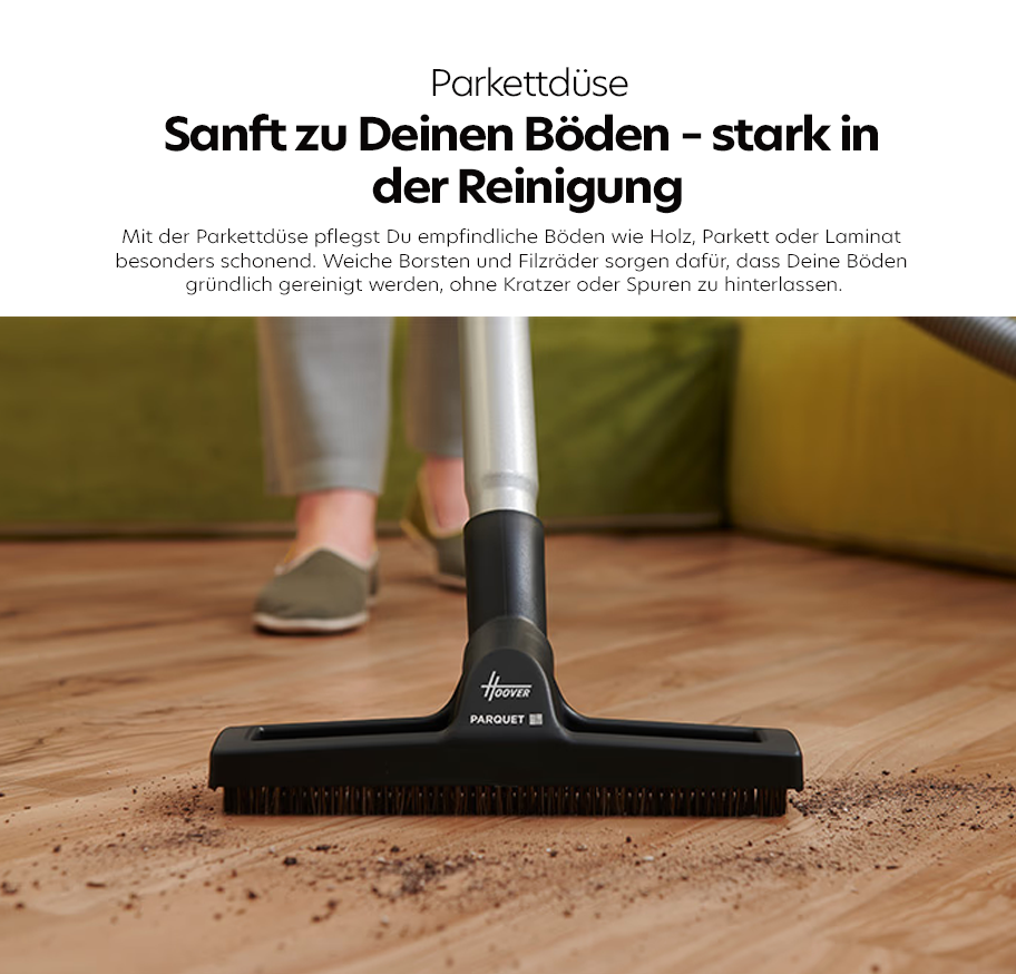Feature-Banner, Parkettdüse von Hoover mit weichen Borsten und Filzrädern auf Holzboden, im Hintergrund Beine mit grauen Schuhen und grünem Sofa.'