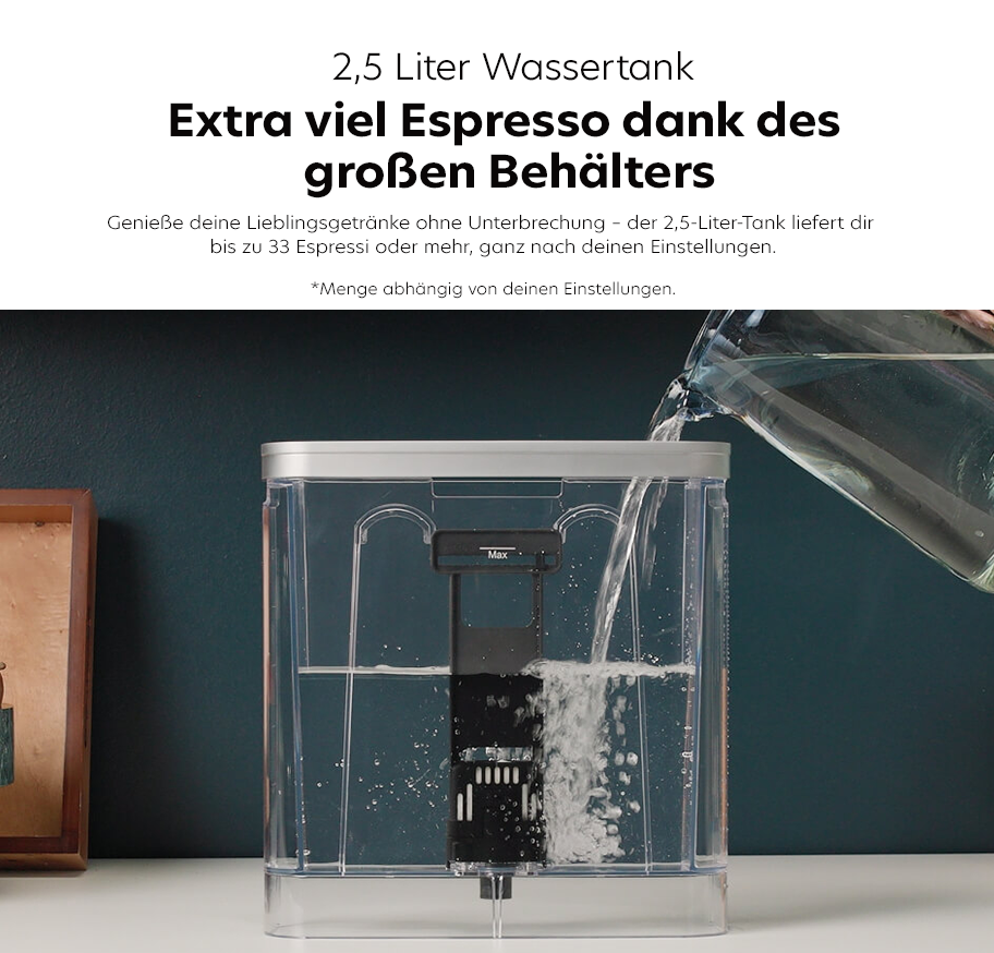 Feature-Banner, Transparenter Wassertank mit einem Fassungsvermögen von 2,5 Litern, mit Wasser, das hineingegossen wird. Text: '2,5 Liter Wassertank Extra viel Espresso dank des großen Behälters'.