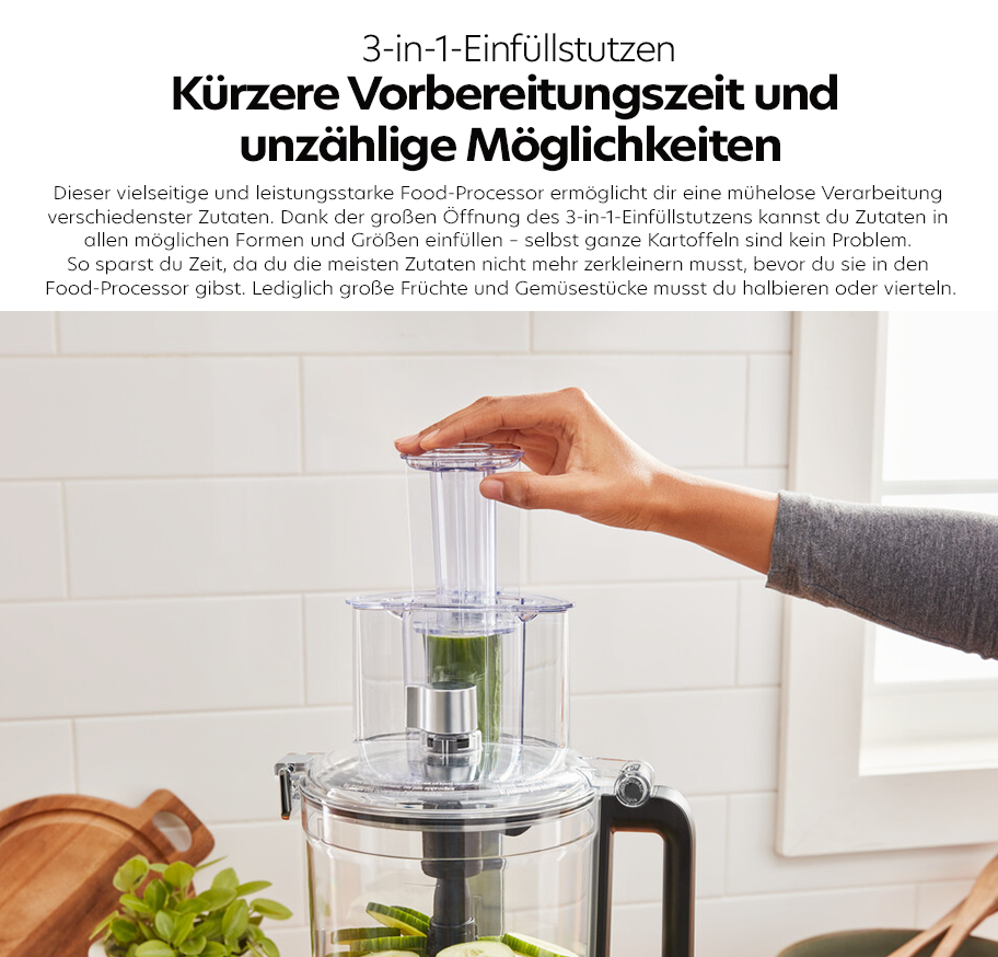 Feature-Banner, Hand hält transparenten Einfüllstutzen auf einem Food-Processor mit schwarzem Griff, Küchenumgebung mit weißen Fliesen und Holzbrett im Hintergrund.'