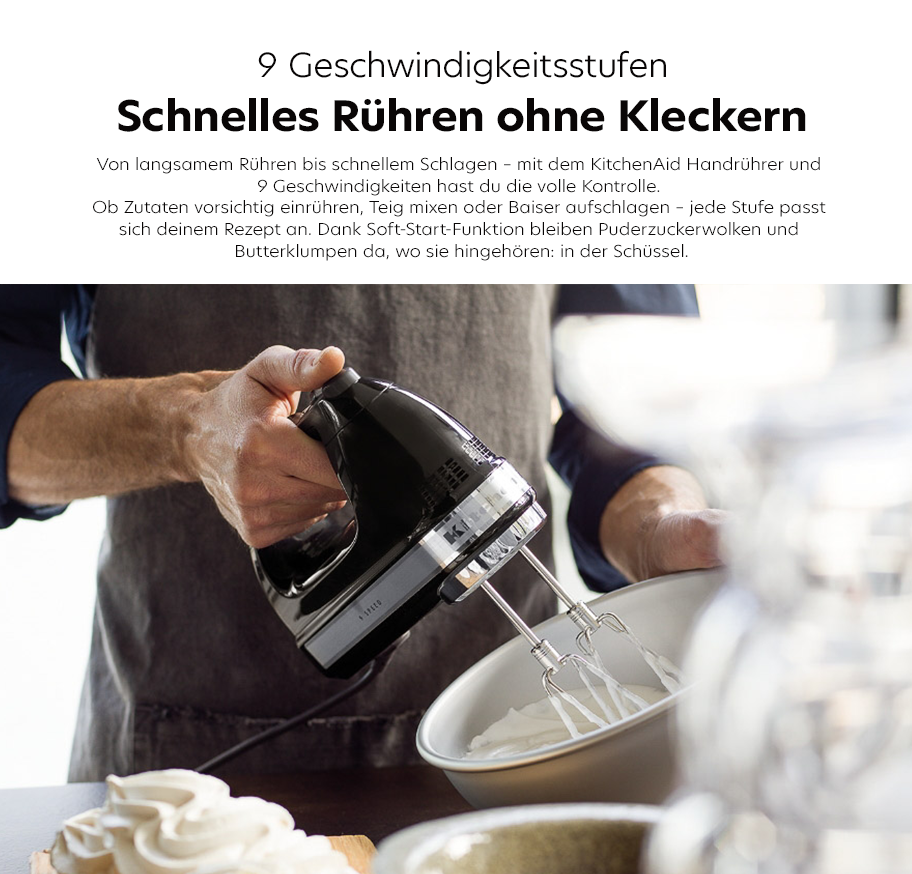 Feature-Banner, Handrührer mit 9 Geschwindigkeitsstufen wird von Person in grauer Schürze über Schüssel mit weißer Masse gehalten.'