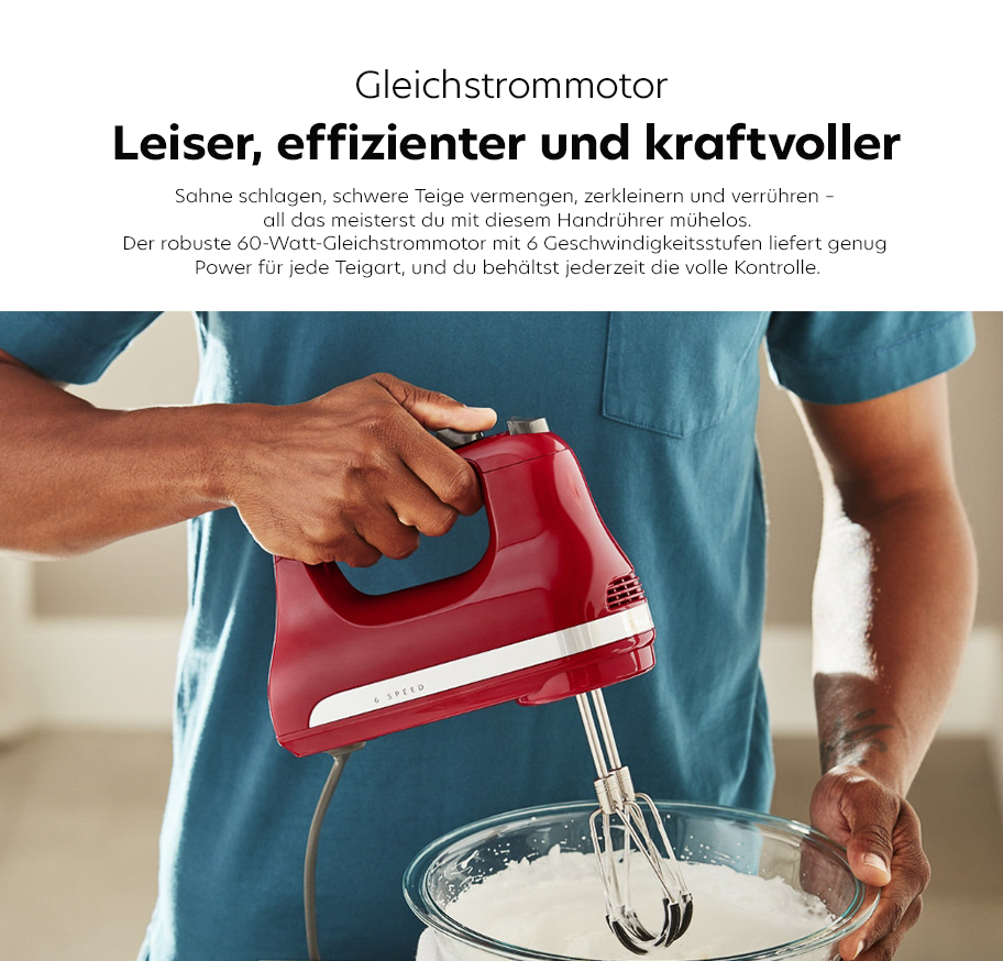Feature-Banner, Person hält roten Handrührer mit weißem Streifen und rührt Schlagsahne in einer Glasschüssel.'