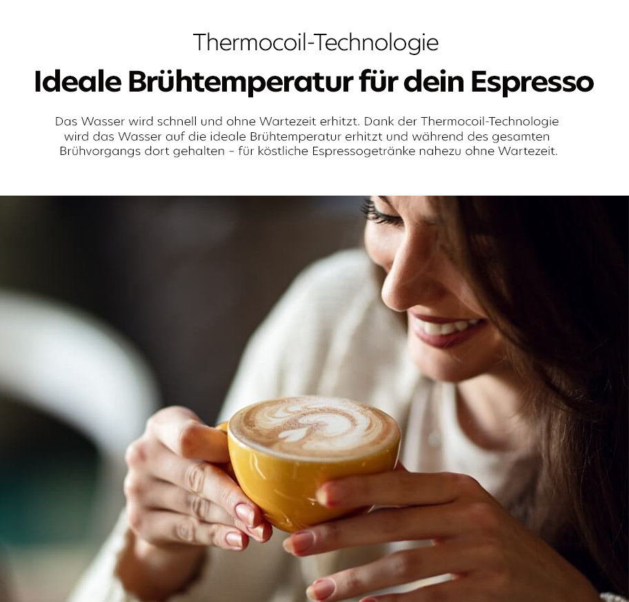 Feature-Banner, Eine Person hält eine Tasse mit Espresso in der Hand. Text: 'Thermocoil-Technologie Ideale Brühtemperatur für dein Espresso'.
