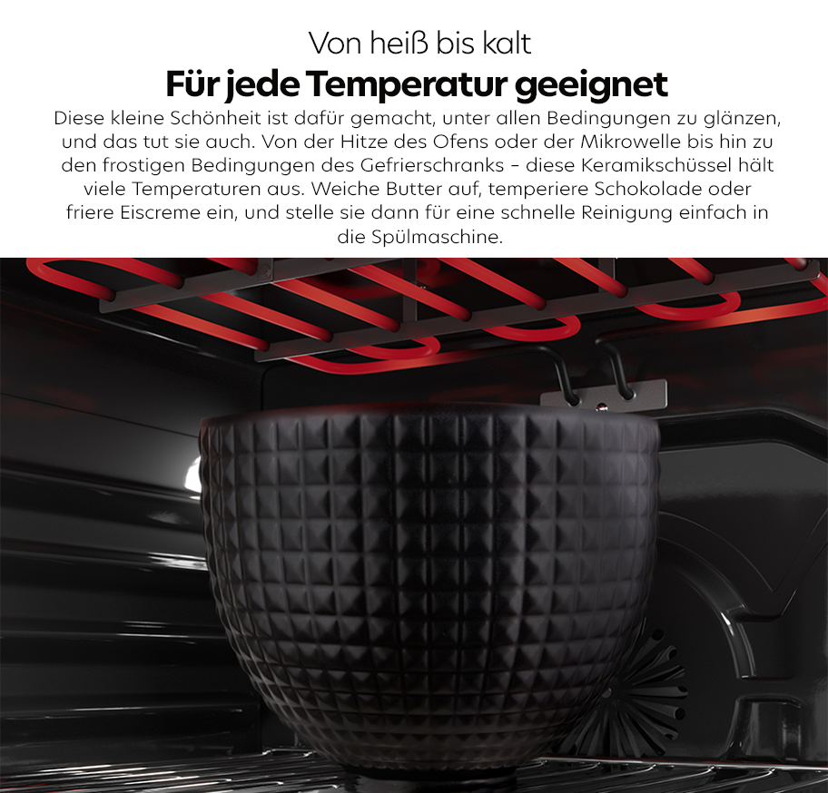 Feature-Banner,Keramikschüssel von Kitchenaid mit strukturiertem Muster und Henkel steht im Ofen auf einem Rost.'