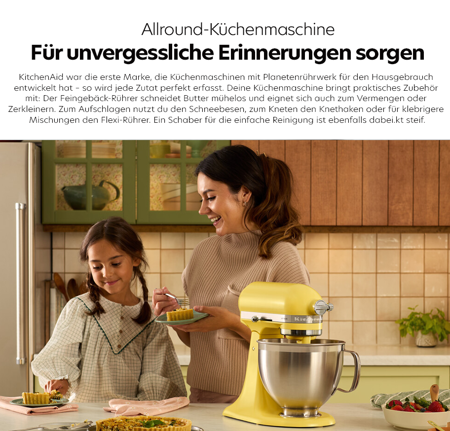 Feature-Banner, Küchenzeile mit gelber KitchenAid-Küchenmaschine, Frau hält Teller mit Gebäck, Kind steht daneben, im Hintergrund grüne Küchenschränke und Fliesenspiegel.'