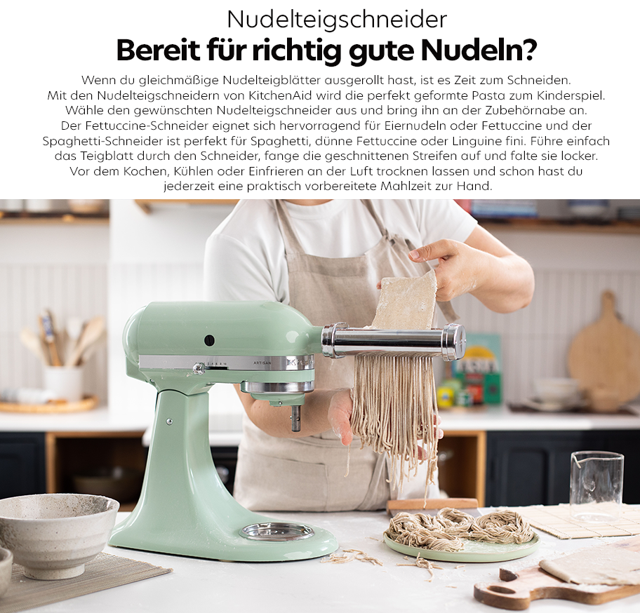 Feature-Banner, Kitchenaid Nudelteigschneider, montiert an einer Kitchenaid Küchenmaschine. Eine Person schneidet frischen Nudelteig in langen Streifen'.