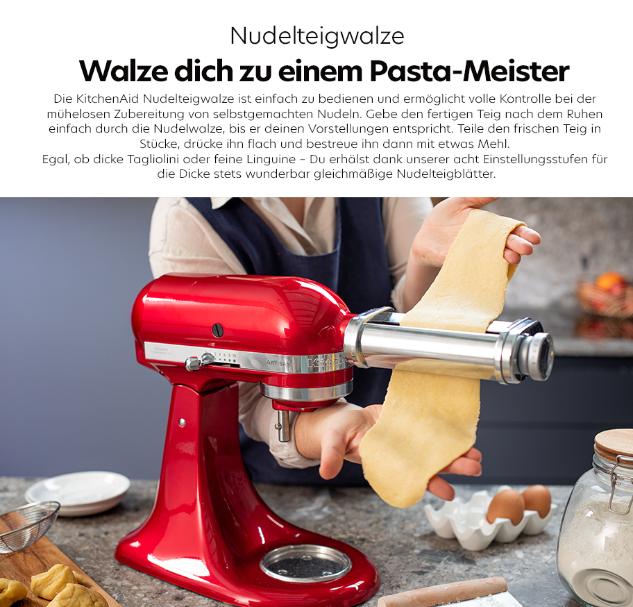 Feature-Banner, Rote KitchenAid Nudelwalze mit Teig, der durch die Walze gezogen wird. Text: 'Walze dich zu einem Pasta-Meister'.