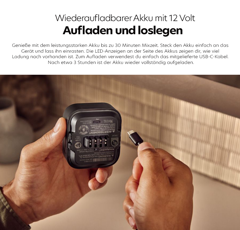 Feature-Banner, Hände halten einen rechteckigen, schwarzen Akku mit USB-C-Anschluss und verbinden ein USB-C-Kabel mit dem Akku.'