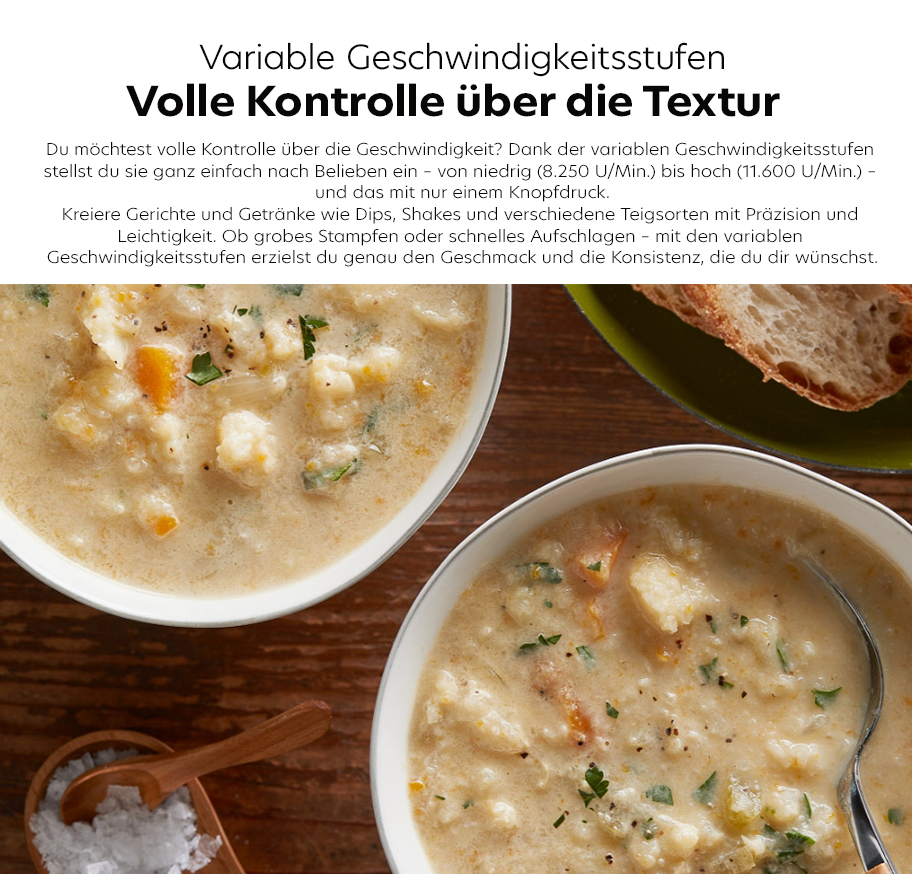 Feature-Banner, Zwei Schalen mit cremiger Suppe, eine mit Löffel, daneben Brot und Holzlöffel mit grobem Salz auf Holztisch.'