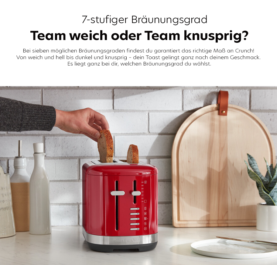 Feature-Banner, Roter Toaster mit sieben Bräunungsstufen, zwei Toastscheiben werden eingesteckt, im Hintergrund Holzbrett und Pflanze auf Küchenarbeitsplatte.'