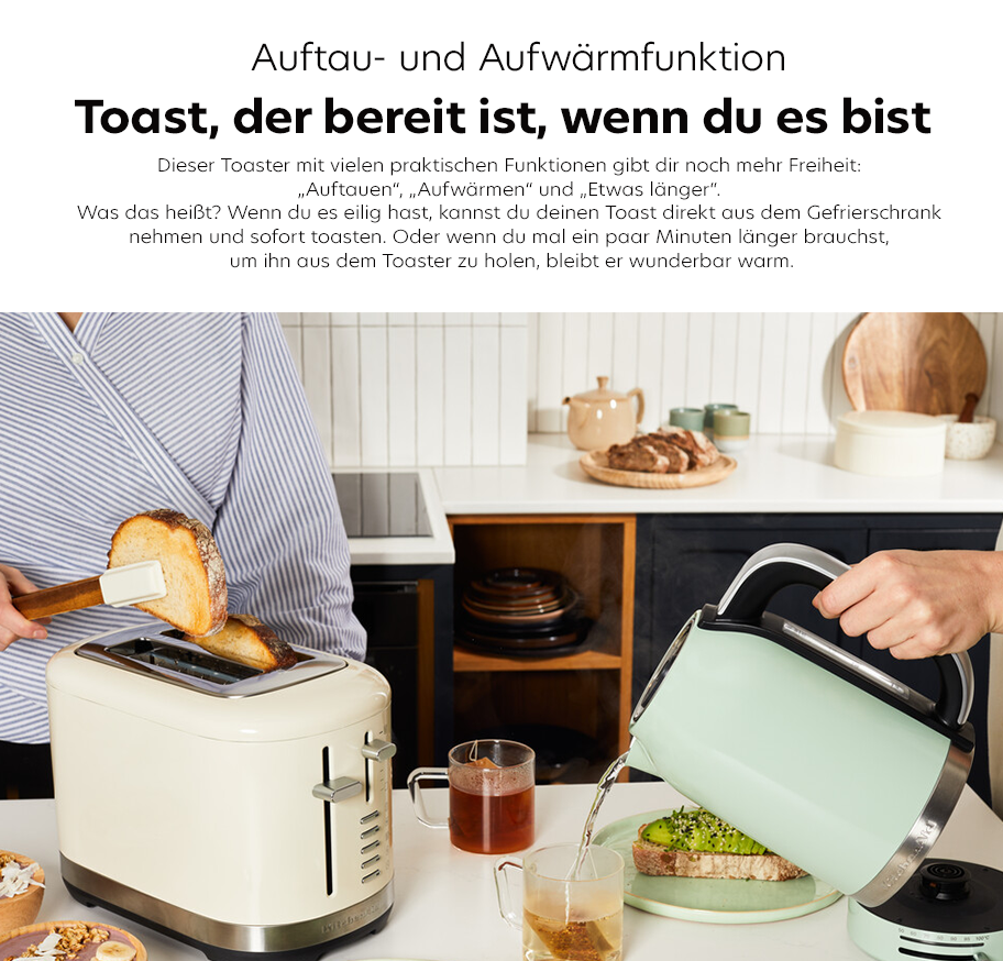 Feature-Banner, Person mit gestreiftem Hemd bestreicht Toast im cremefarbenen Toaster mit Butter. Andere Person gießt Wasser aus grünem Wasserkocher in Glas. Im Hintergrund Küchenregal mit Brotkorb und Geschirr.'