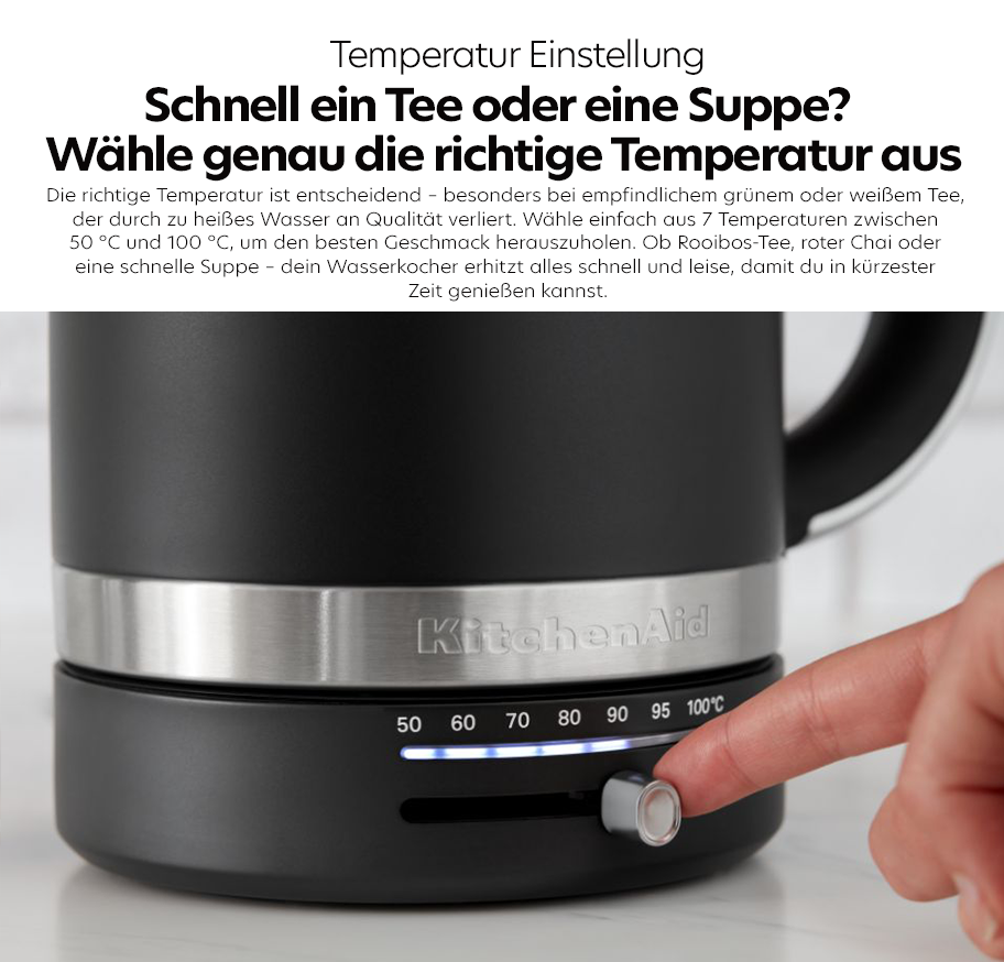 Feature-Banner,Schwarzer KitchenAid Wasserkocher mit Temperaturwahlrad, das auf 100 °C eingestellt wird, Hand dreht am Regler, Temperaturanzeige von 50 bis 100 °C.'