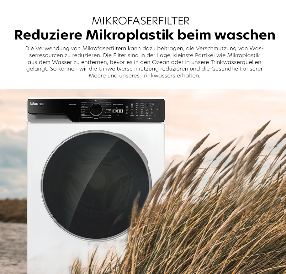 Feature-Banner, Waschmaschine mit Mikrofaserfilter von Moctor, Text 'Mikrofaserfilter' und 'Reduziere Mikroplastik beim Waschen', im Hintergrund hohe Gräser.'