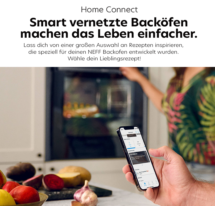 Feature-Banner, Hand hält Smartphone mit geöffneter App vor Backofen, im Hintergrund Person und Gemüse auf der Arbeitsfläche.'
