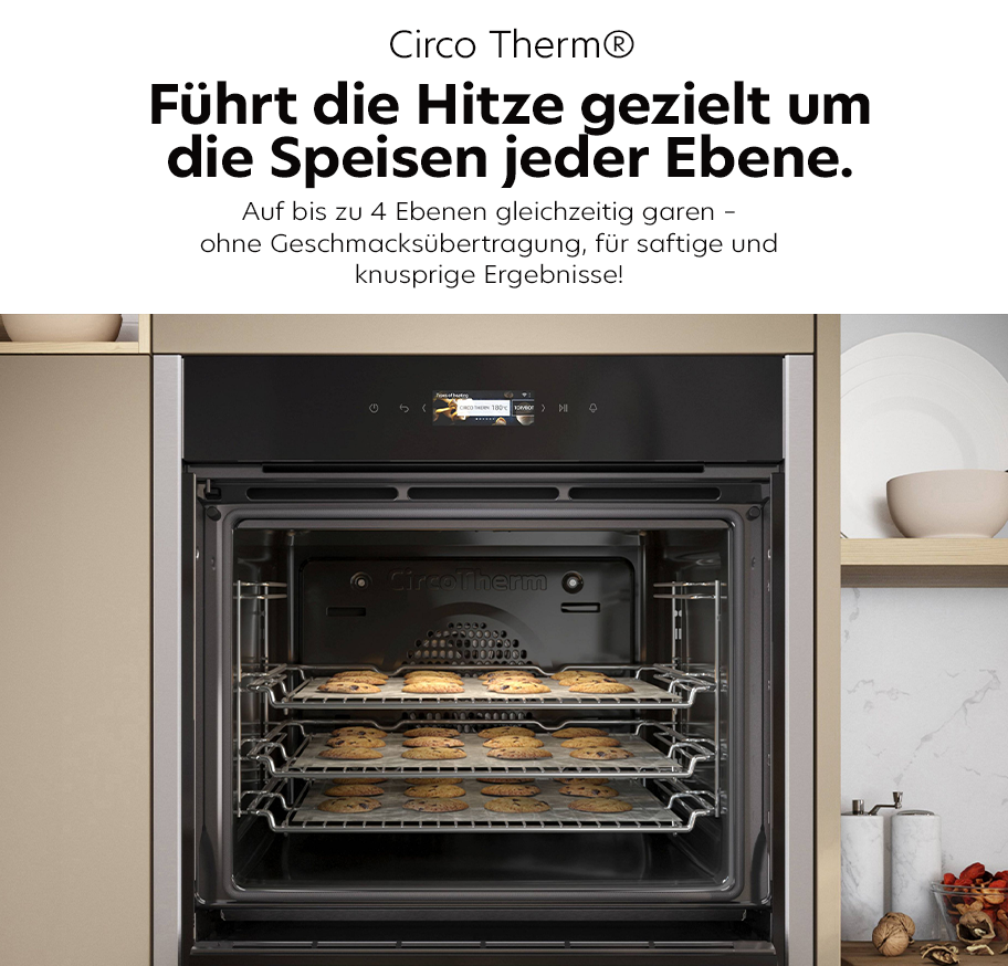 Feature-Banner, Backofen mit vier Ebenen, auf denen Kekse backen, eingebaut in eine Küchenzeile mit Regalen und Dekoration.'