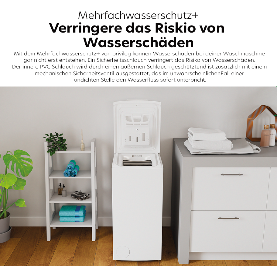 Feature-Banner, Waschmaschine mit offenem Deckel steht neben einem weißen Regal mit Handtüchern und einem grauen Schrank mit gefalteten weißen Handtüchern in einem hellen Raum mit Holzboden und grüner Pflanze.'