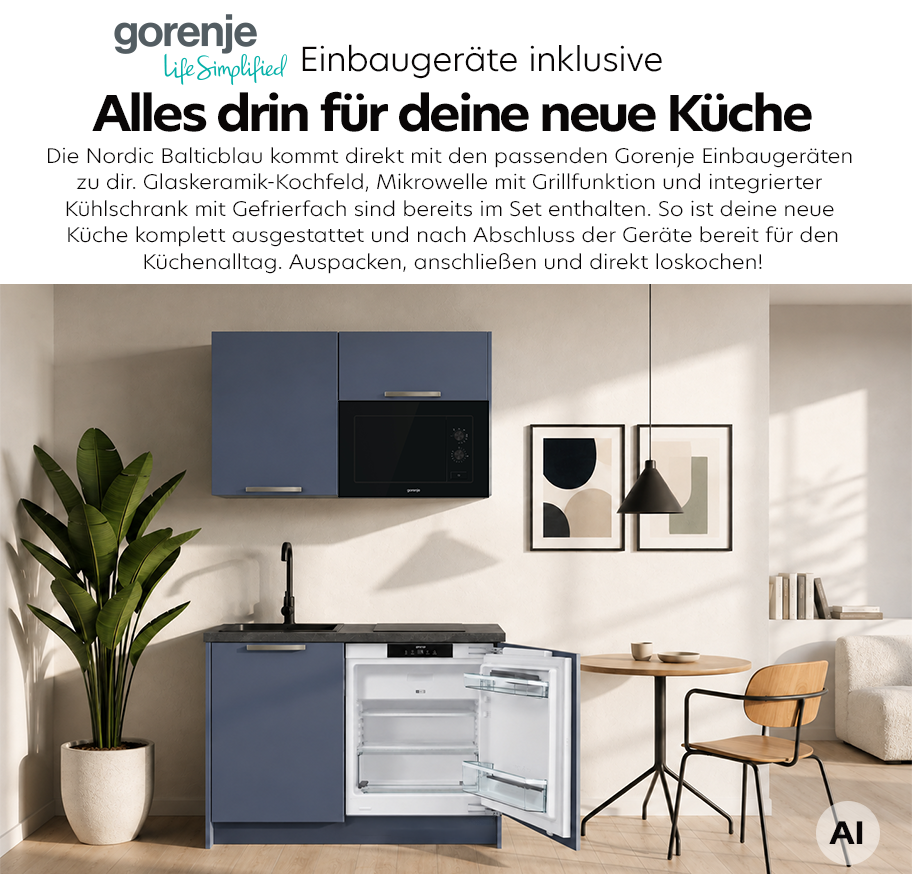 Feature-Banner, Kleine Pantryküche Nordic Balticblau mit Taubblauen Fronten, eingebautem Gorenje-Mikrowellenherd, Glaskeramik-Kochfeld, Spüle und offenem Kühlschrank mit Getränken und Lebensmitteln.'