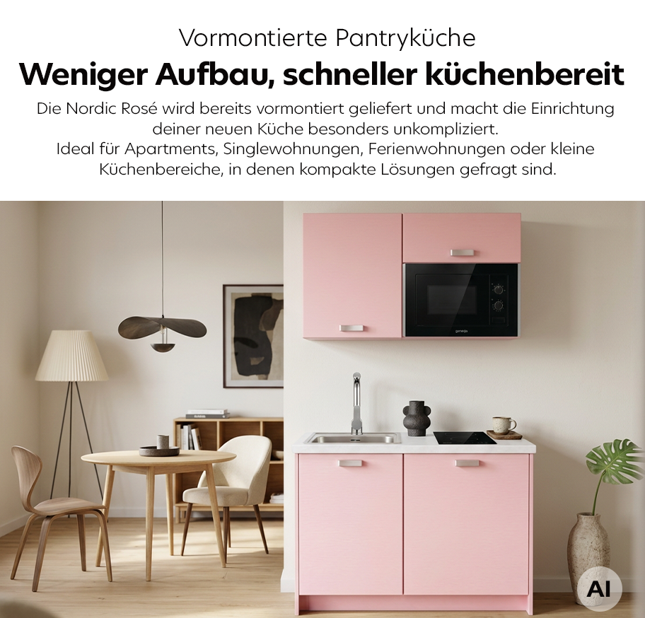 Feature-Banner, Kleine vormontierte Pantryküche Nordic Rosé mit zwei Unterschränken, Spüle, Armatur, zwei Hängeschränken, Backofen und minimalistischer Essbereich mit rundem Holztisch, Stühlen, Stehlampe und Pflanzen im Hintergrund.'