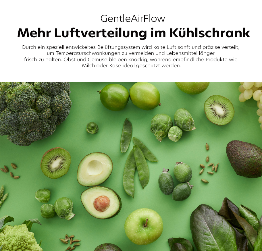 Feature-Banner, Obst und Gemüse wie Brokkoli, Kiwi, Avocado, Apfel und Salatblätter liegen auf grünem Untergrund unter dem Text 'GentleAirFlow Mehr Luftverteilung im Kühlschrank.'