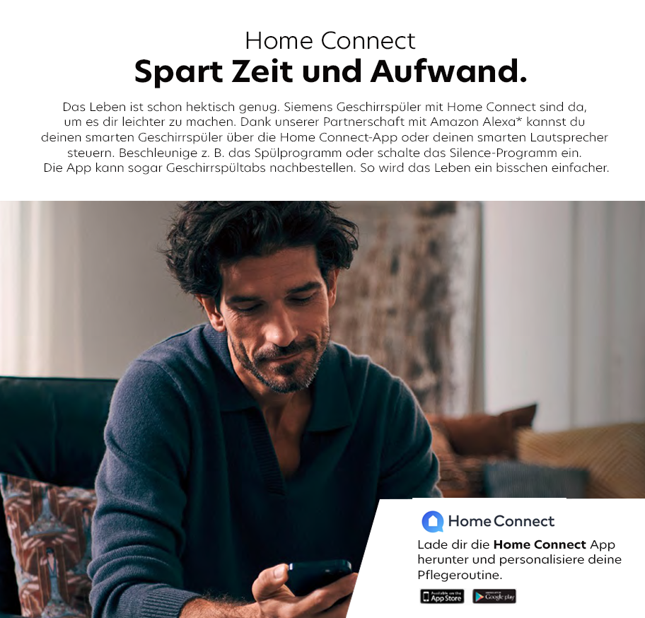 Feature-Banner, Person sitzt auf Sofa und hält Smartphone in der Hand vor einem Hintergrund mit Kissen und Vorhängen.'