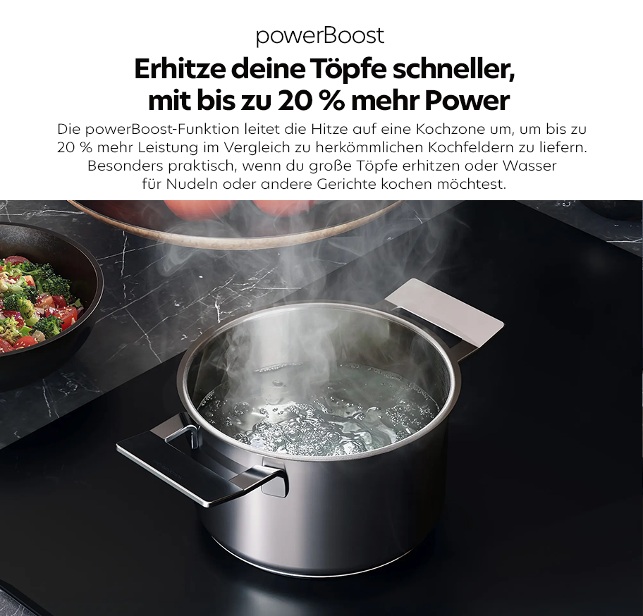 Feature-Banner, Dampf steigt aus einem kochenden Topf auf einem Siemens-Kochfeld mit powerBoost-Funktion.'