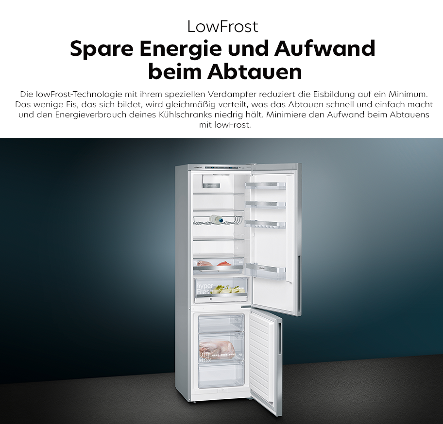 Feature-Banner, Offener Siemens-Kühlschrank mit LowFrost-Technologie, der obere Kühl- und der untere Gefrierbereich sind sichtbar, im Kühlbereich liegen Lebensmittel und eine Weinflasche, im Gefrierbereich ist Fleisch zu sehen.'